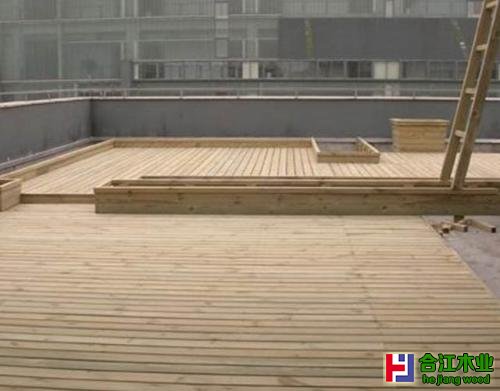防腐木厂家对于地板的安装施工方法总结了以下几点：